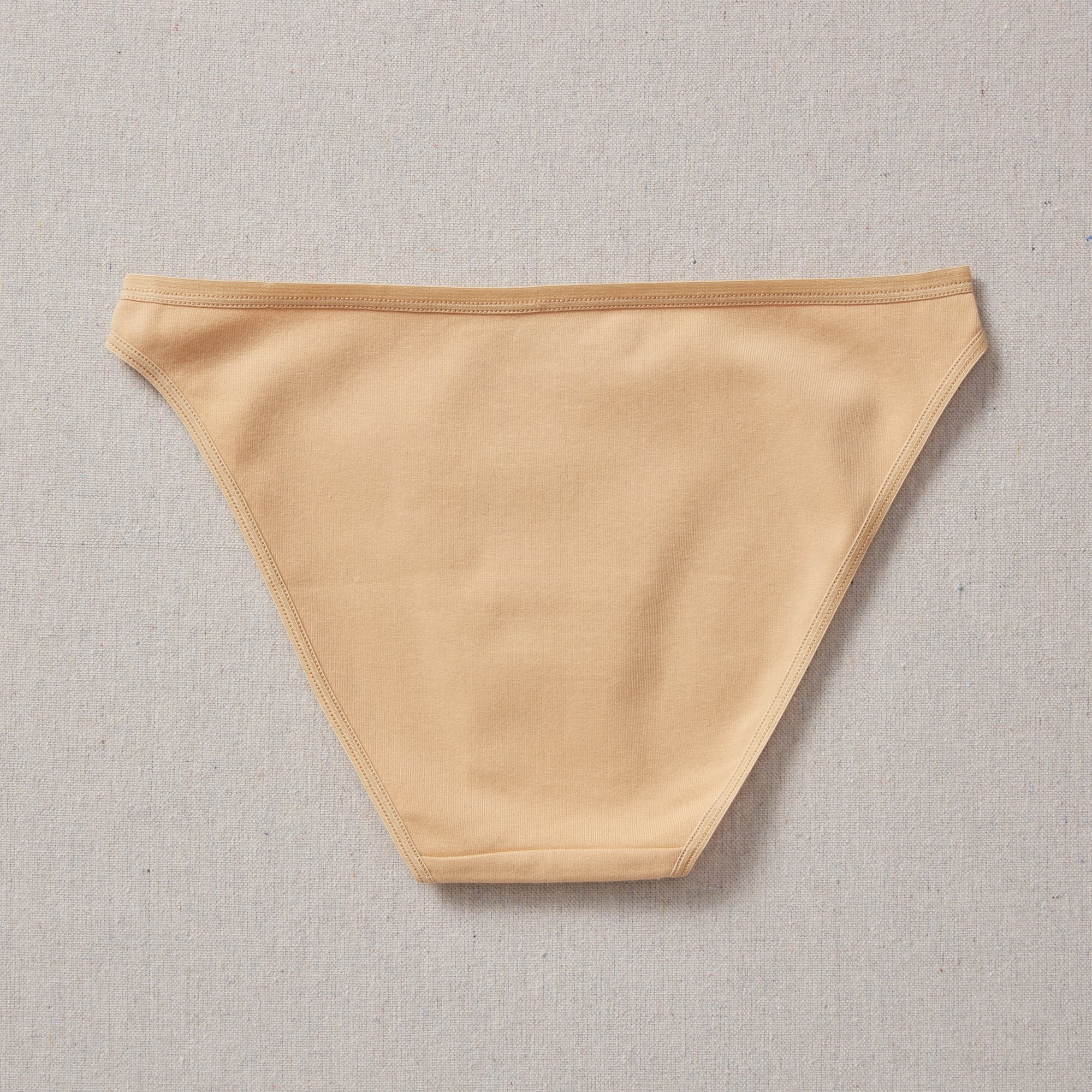 Yellowberry Petal Underwear are the epitome of comfort, style, and quality for your daughter's everyday wear. Crafted with meticulous attention to detail, these undies offer an impeccable fit and superior construction that will keep her feeling confident and comfortable all day long. Beige Doe back on natural linen