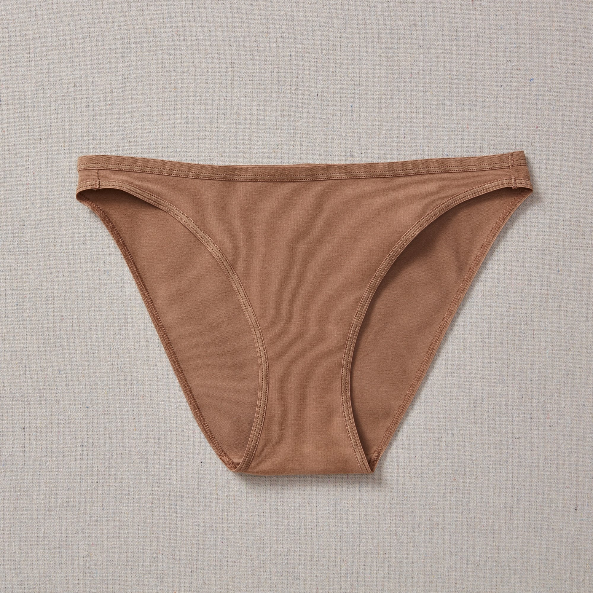 Yellowberry Petal Underwear are the epitome of comfort, style, and quality for your daughter's everyday wear. Crafted with meticulous attention to detail, these undies offer an impeccable fit and superior construction that will keep her feeling confident and comfortable all day long. Mocha brown front on natural linen