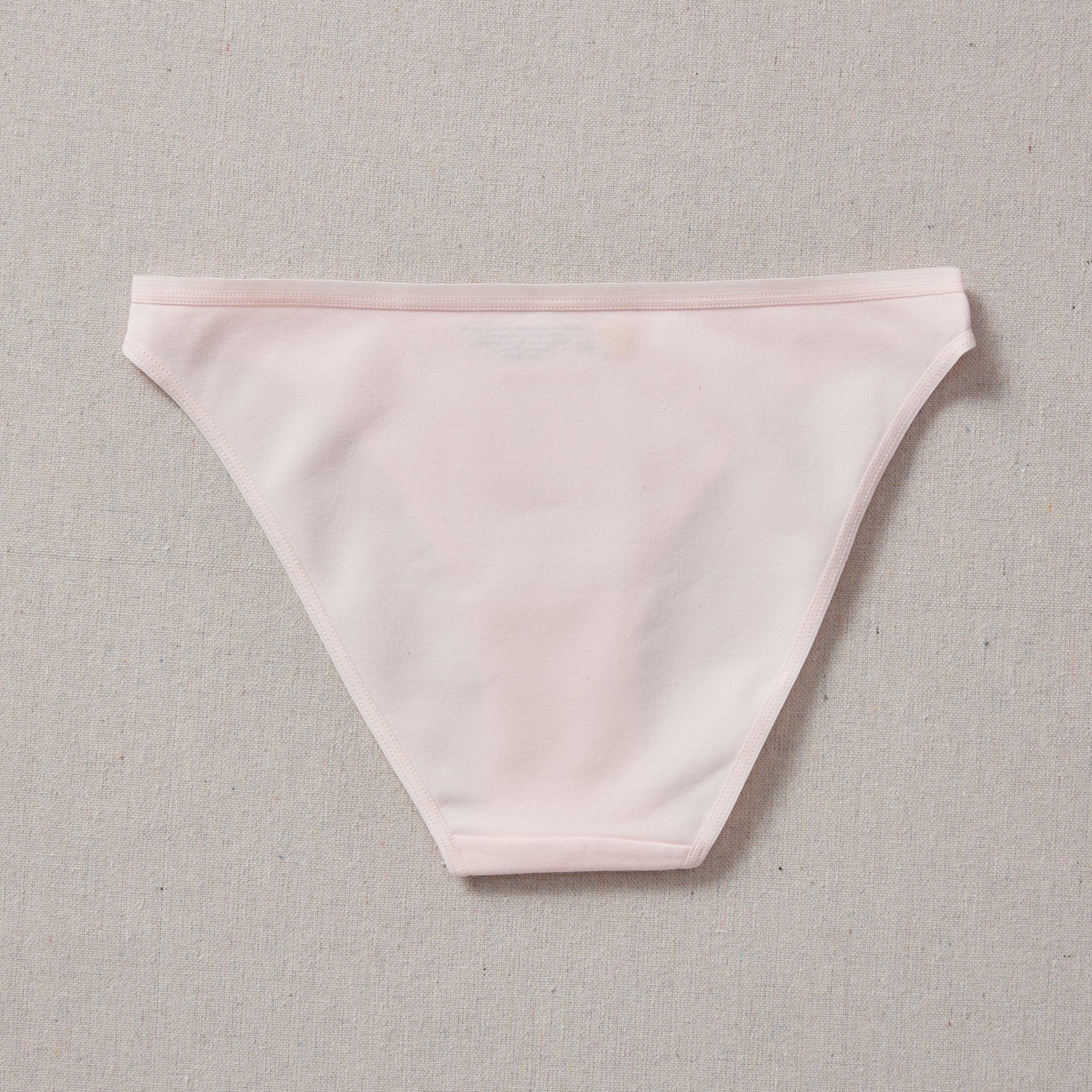 Yellowberry Petal Underwear are the epitome of comfort, style, and quality for your daughter's everyday wear. Crafted with meticulous attention to detail, these undies offer an impeccable fit and superior construction that will keep her feeling confident and comfortable all day long. Bubblegum pink back on natural linen