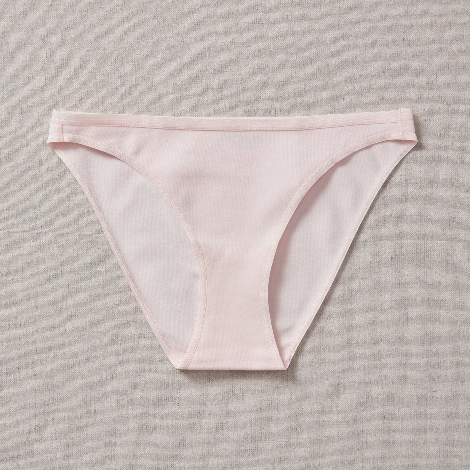 Yellowberry Petal Underwear are the epitome of comfort, style, and quality for your daughter's everyday wear. Crafted with meticulous attention to detail, these undies offer an impeccable fit and superior construction that will keep her feeling confident and comfortable all day long. Bubblegum pink front on natural linen