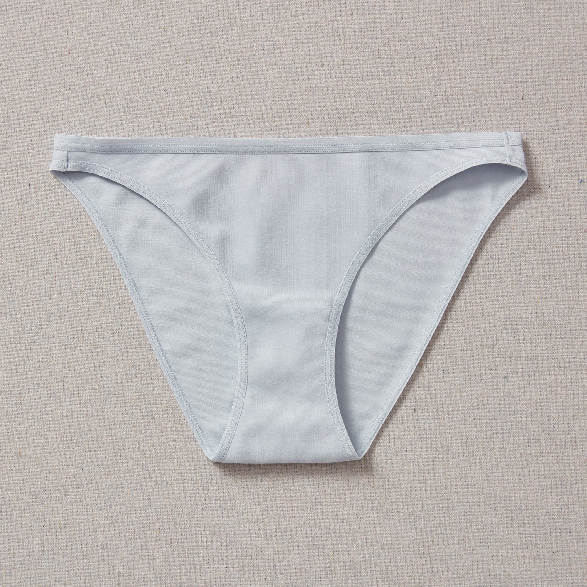 Yellowberry Petal Underwear are the epitome of comfort, style, and quality for your daughter's everyday wear. Crafted with meticulous attention to detail, these undies offer an impeccable fit and superior construction that will keep her feeling confident and comfortable all day long. Raindrop Light Blue front on natural linen