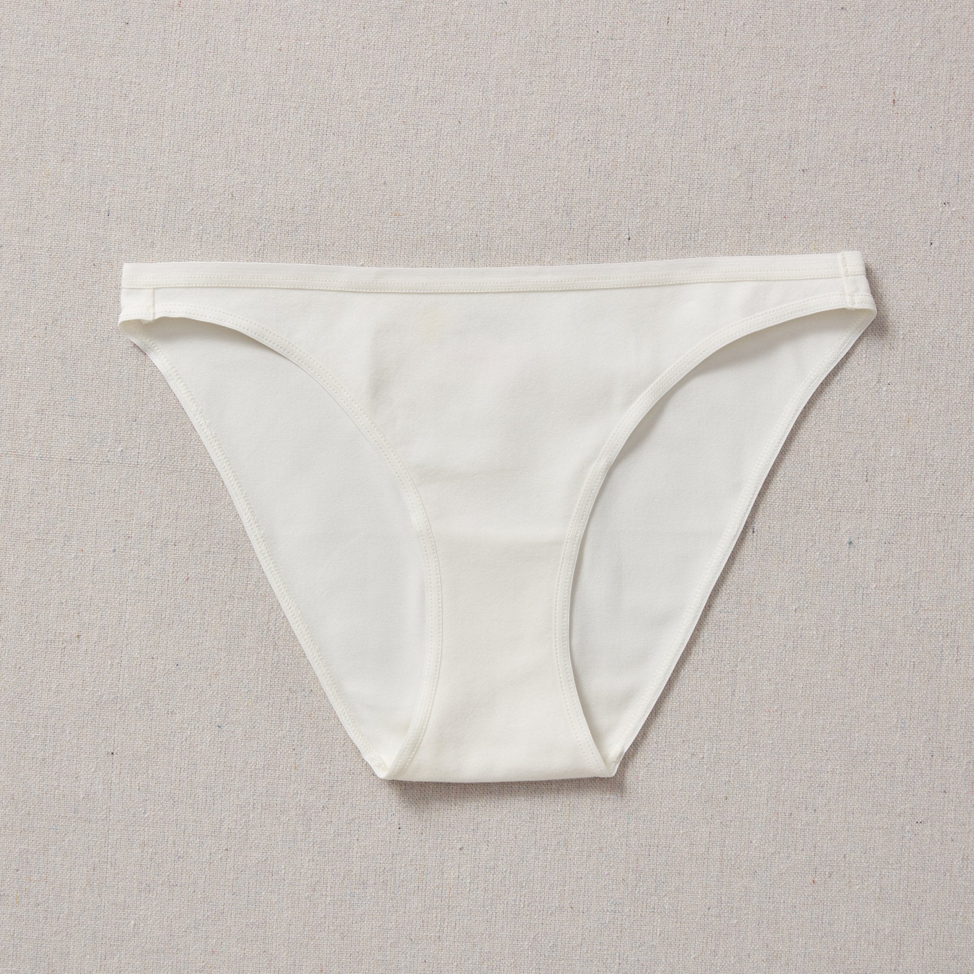 Yellowberry Petal Underwear are the epitome of comfort, style, and quality for your daughter's everyday wear. Crafted with meticulous attention to detail, these undies offer an impeccable fit and superior construction that will keep her feeling confident and comfortable all day long. Snowflake front on natural linen